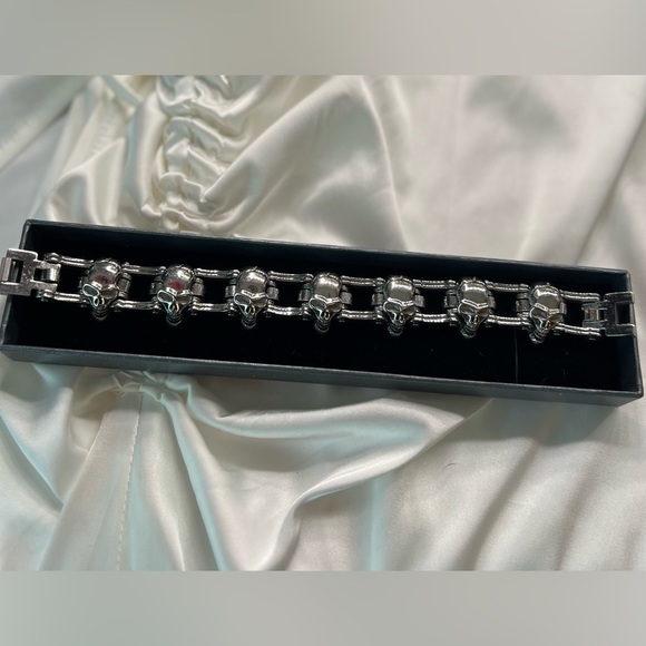 ๐ ๐คEUC- STAINLESS STEEL BIKER SKULL BRACELET ๐๐คSZ 9โ - Picture 2 of 5